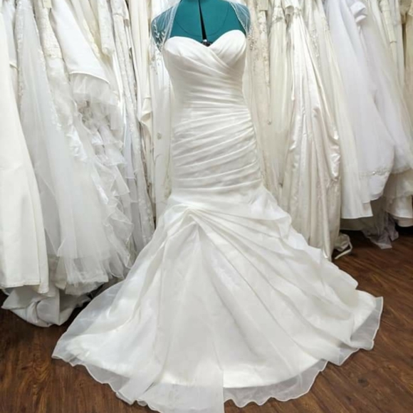 Essense of Australia Organza Wedding Gown - Picture 7 of 12